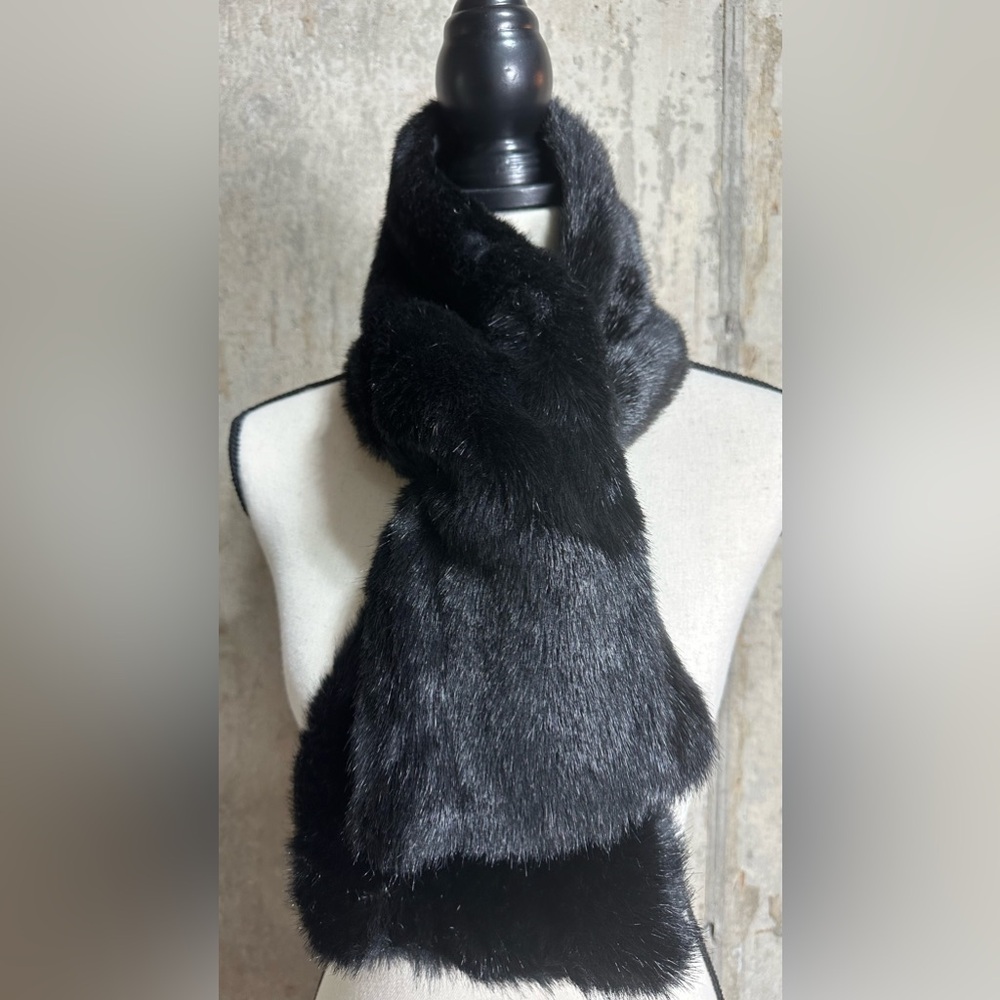 La Maison De La Fausse Fourrure Paris - Black mink faux fur neck scarf OSF